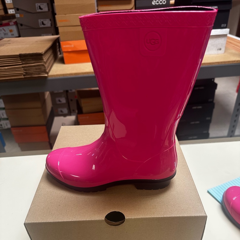 UGG K Raana Boots in Vibrant Pink